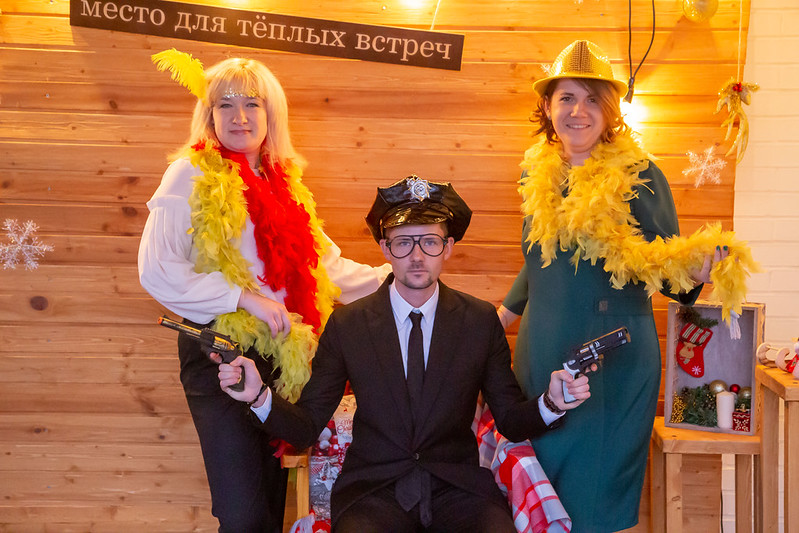 Новогоднее украшение зала для корпоратива в Online