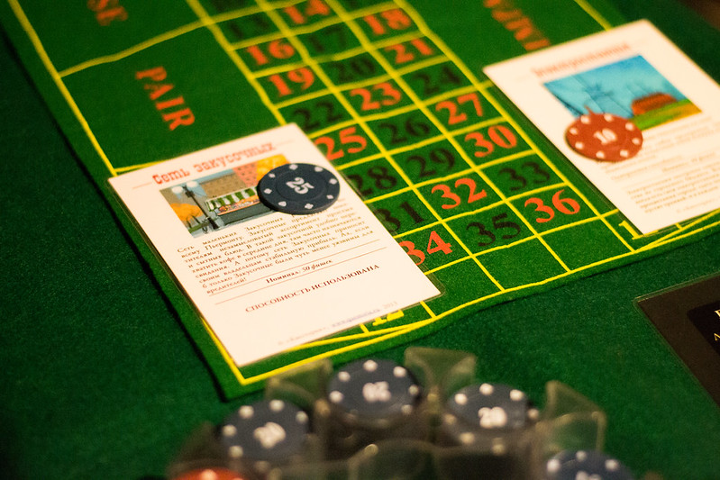 Ведущий развлекает гостей на корпоративе в Online