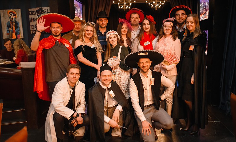 Корпоратив на Новый год в Online — празднично украшенный банкетный зал